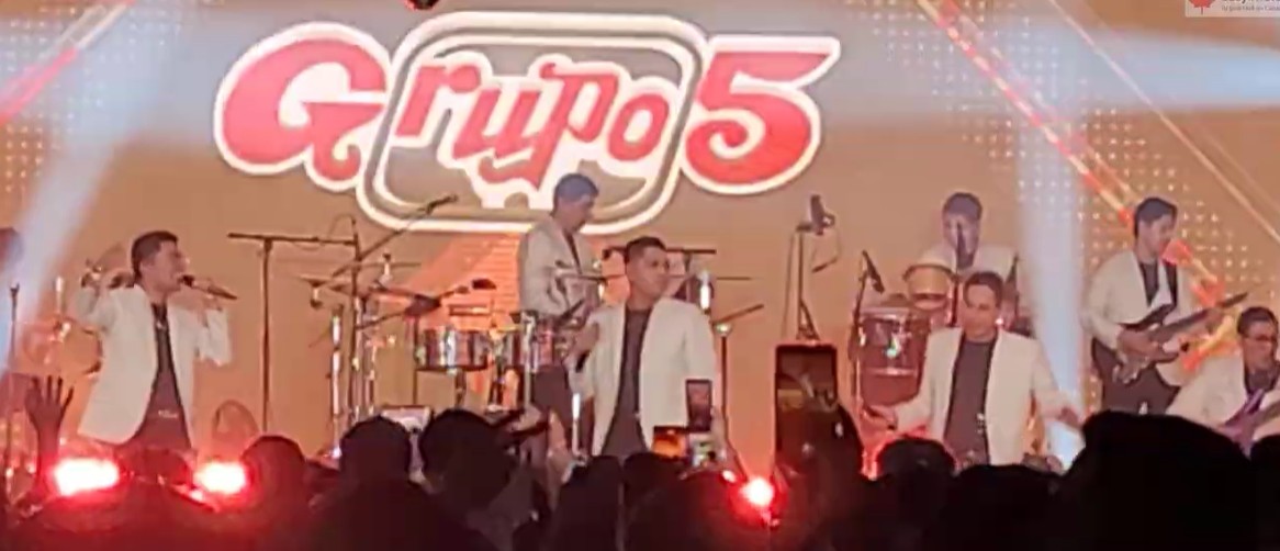 "Grupo 5 en concierto en Montreal, público latino disfrutando y bailando cumbia en vivo"